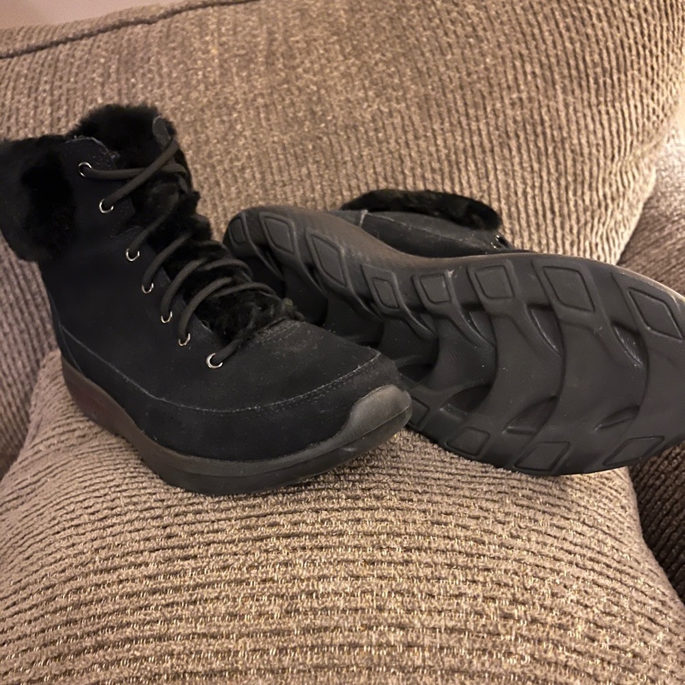 Sketchers Women’s Black Boots with fur